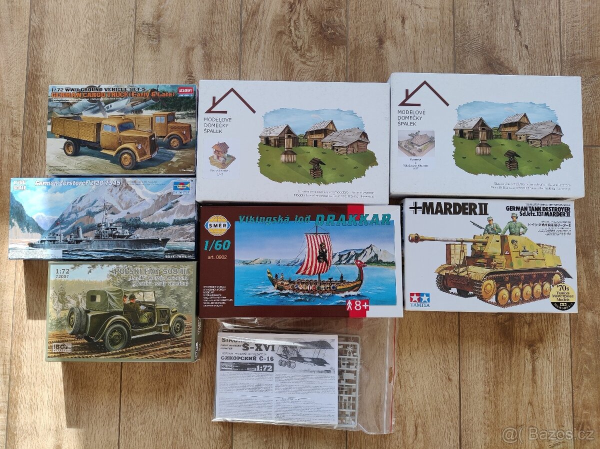 Plastikové a dřevěné modely