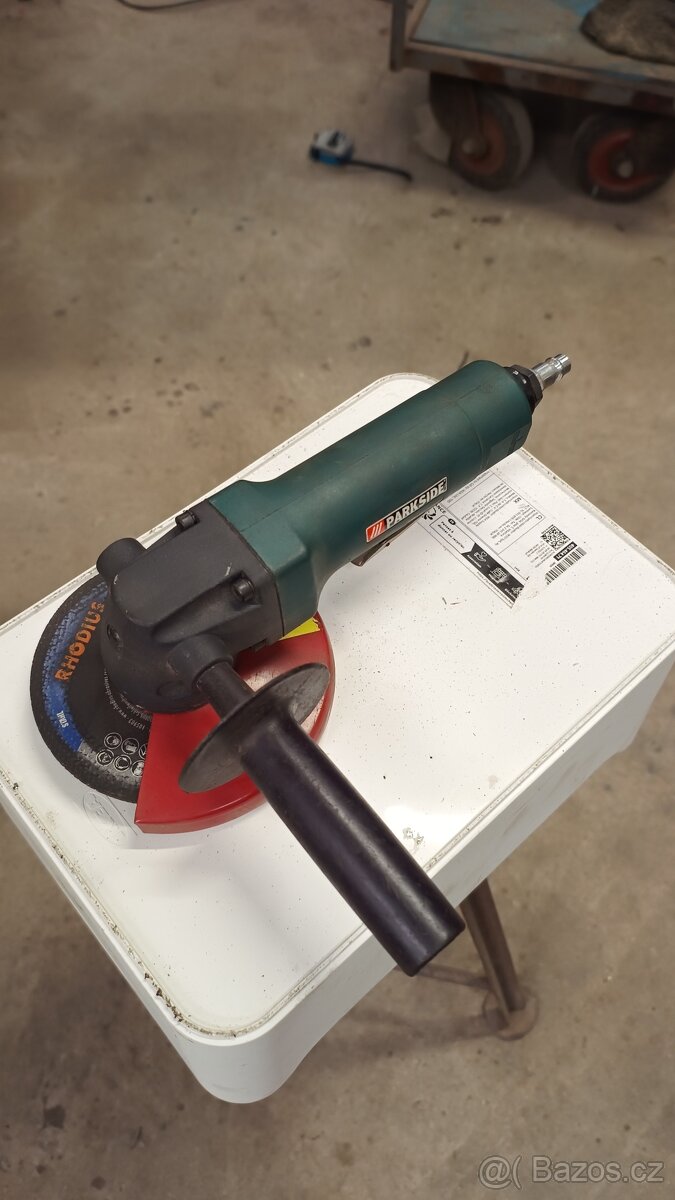 Pneumatická úhlová bruska.