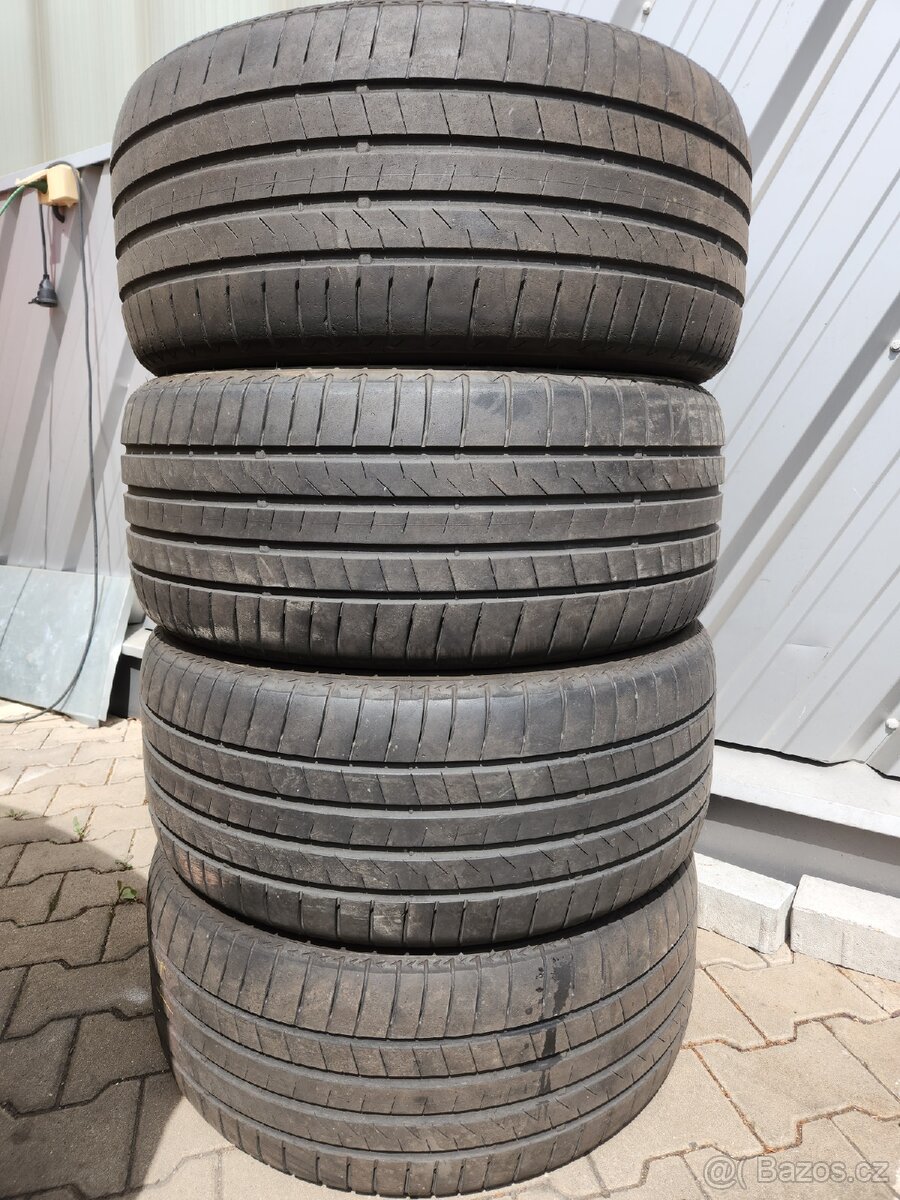 Letní pneu Bridgestone 285/35 R22 106Y