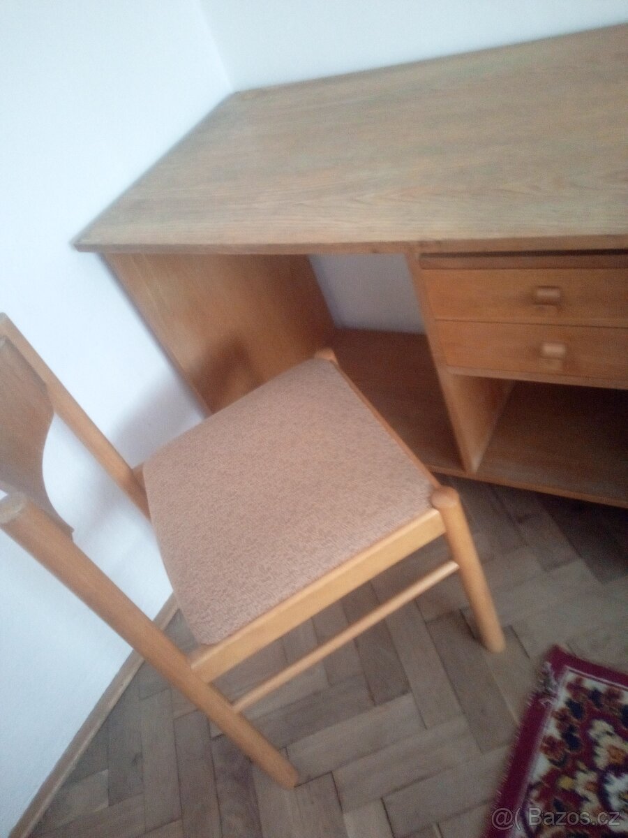 Psací stůl a židle.