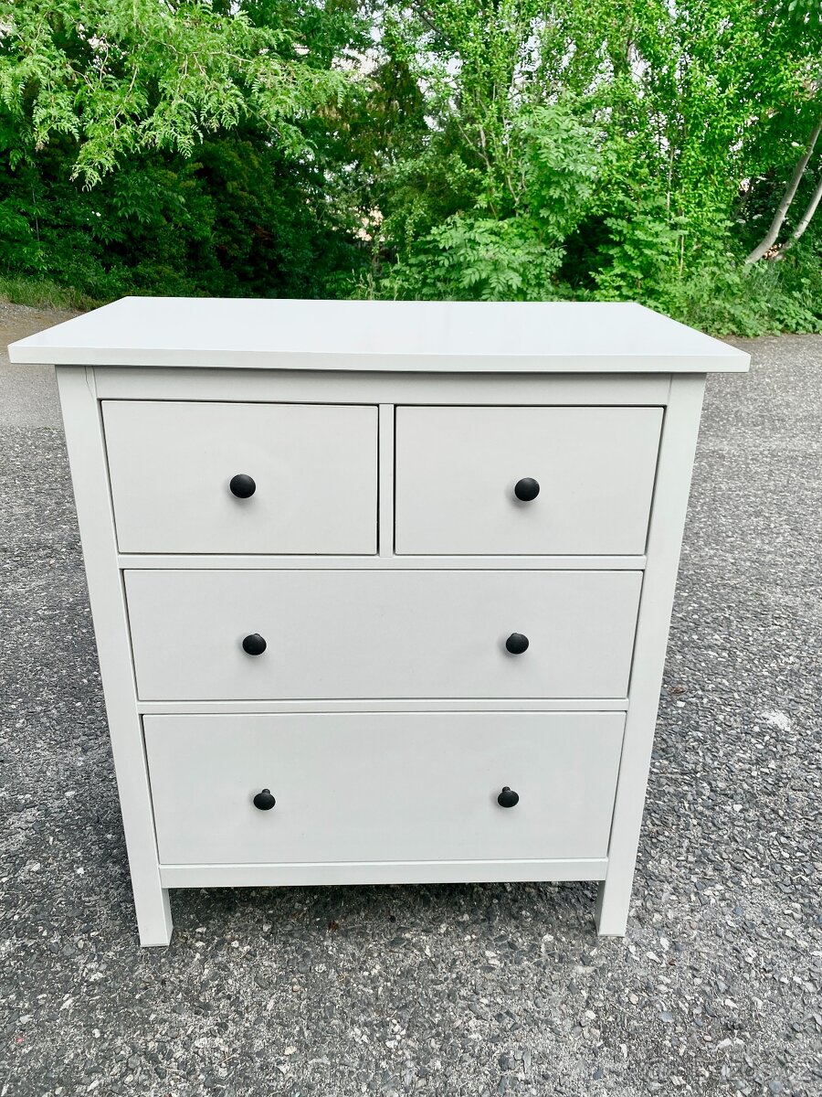 IKEA Hemnes komoda s 4 zásuvkami- bílá lesklá