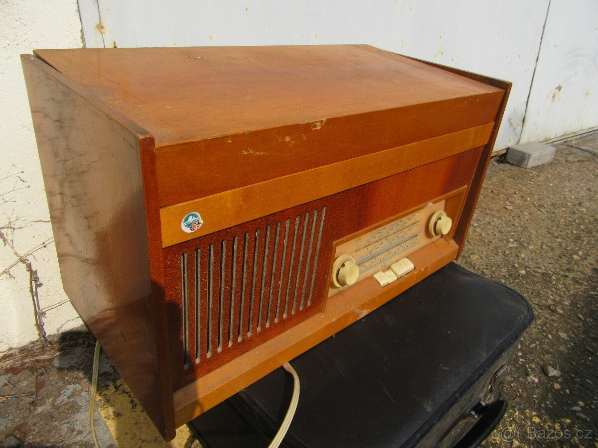 Nabízím staré radio Tesla 1016A. Netestováno. Chybí gramofo
