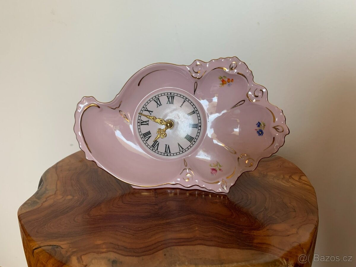Stolní hodiny z růžového porcelánu, česká výroba