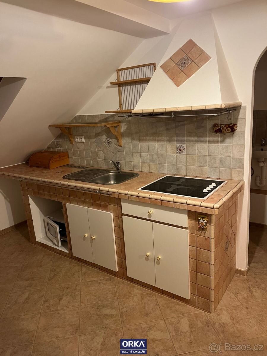 Pronájem garsonky v cihlovém domě v Olomouci na ulici Lindne