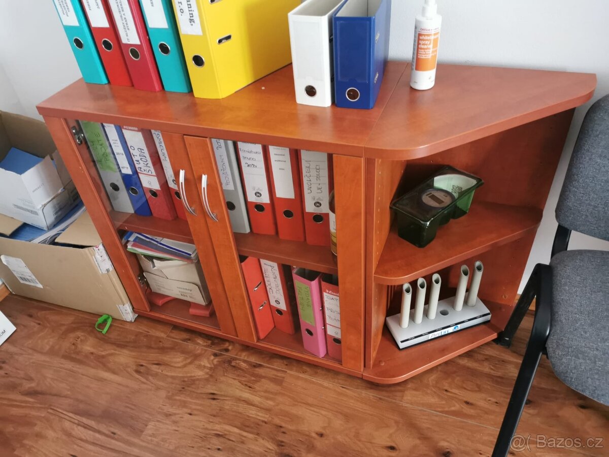Prosklená atypická skříňka barva třešeň