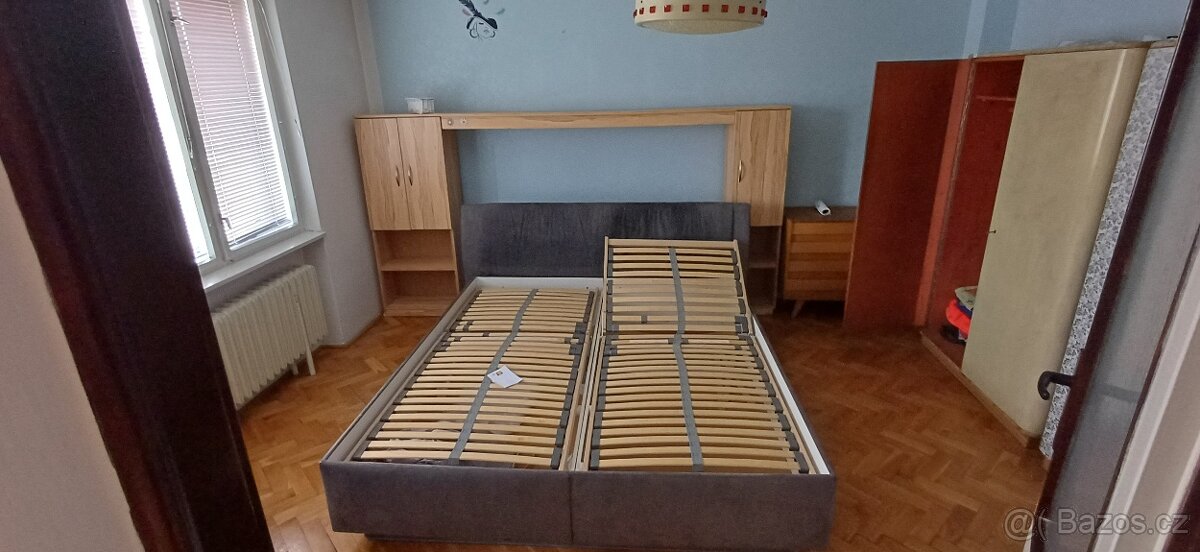 Postel a stěna