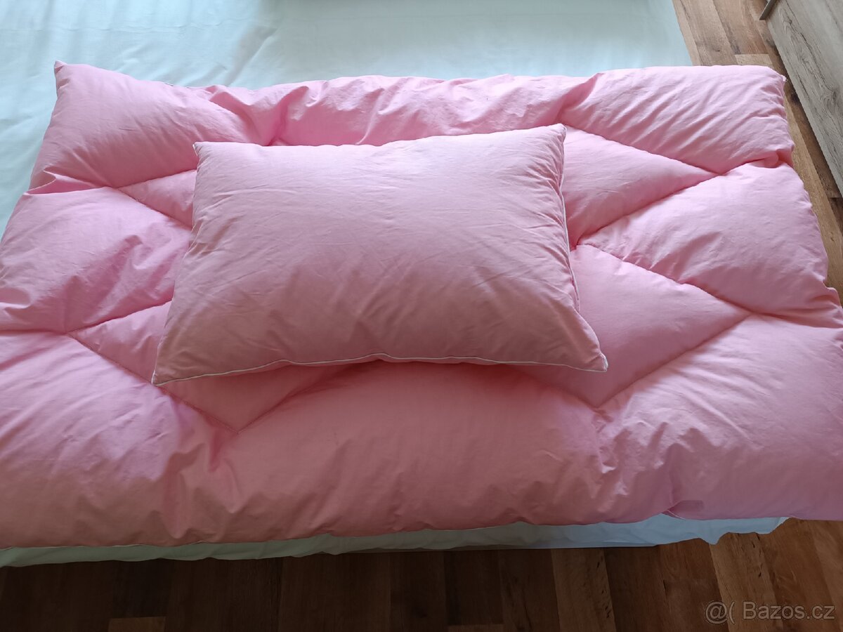 Péřový polštář a přikrývka do postýlky
