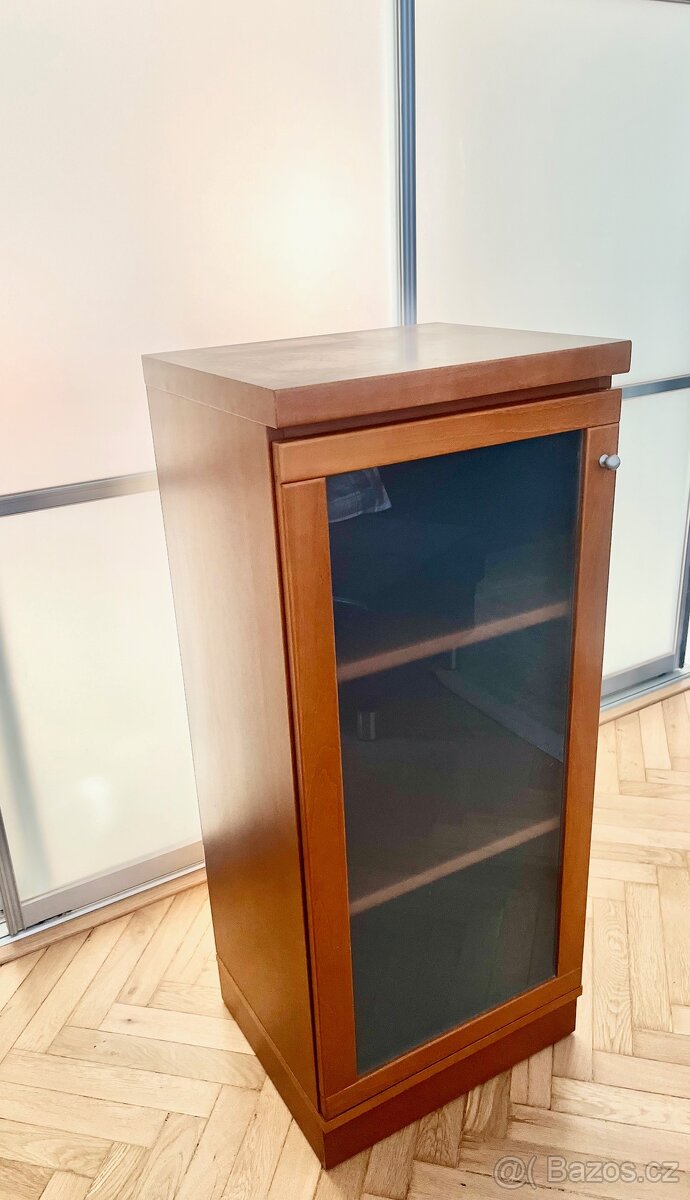 Komoda-vitrína mořená na třešeň - bytelná