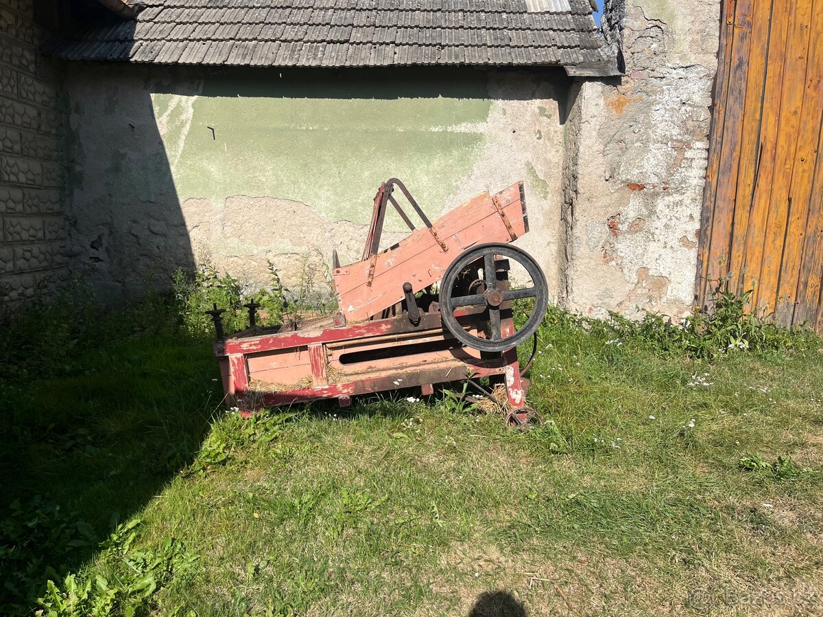 HISTORICKÁ ŘEZAČKA NA SLÁMU/SENO (SEČKA)