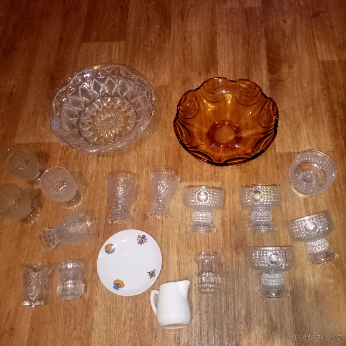 Prodám staré české sklo mísy - medové sklo a poháry Matura