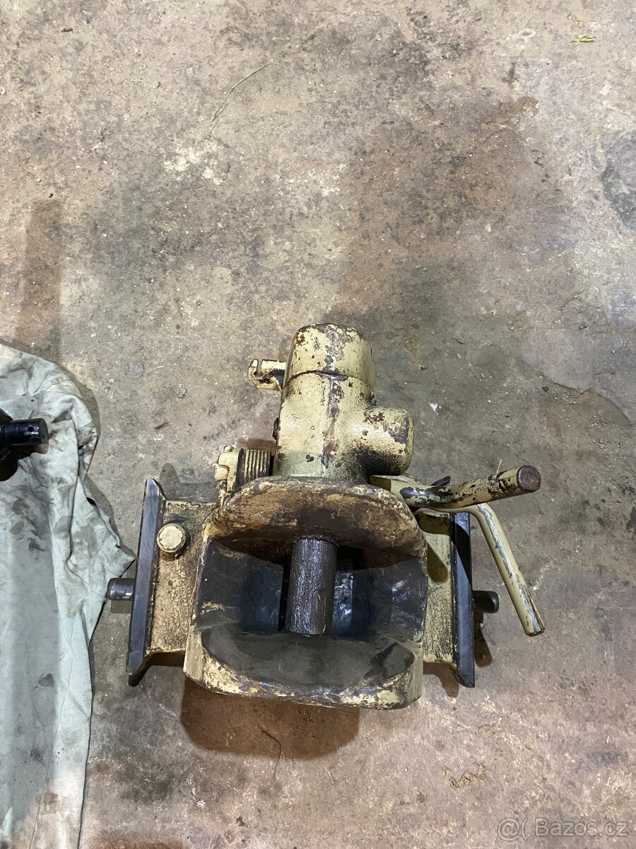 Automaticky závěs s konzoli