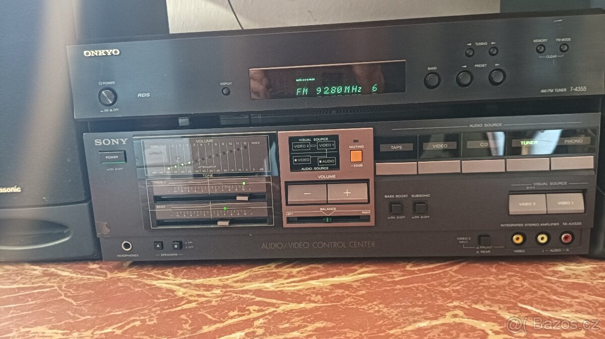 Hifi sestava zesilovač Sony , tuner Onkyo a repro Panasonic.