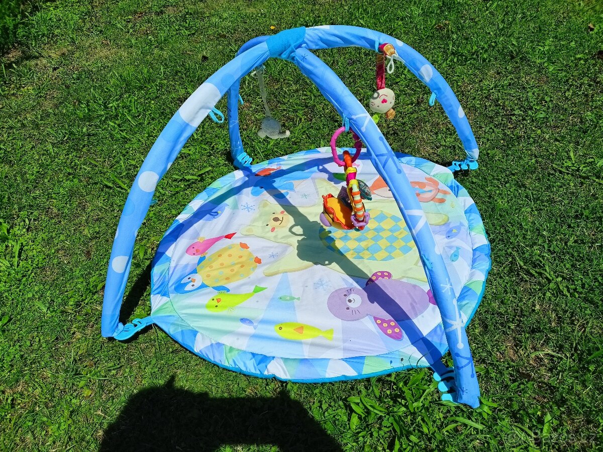 Hrací deka s hrazdičkou,