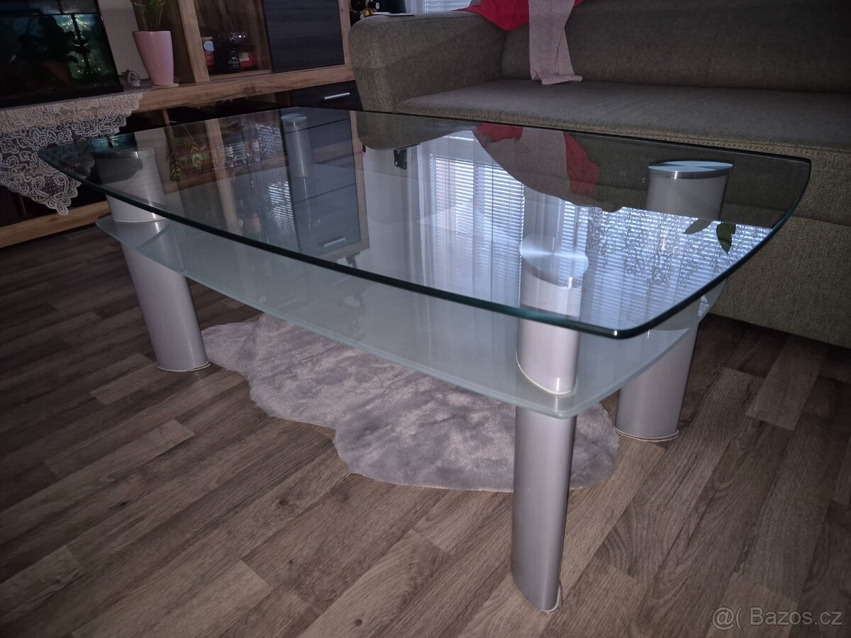 Prodám pěkný skleněný konferenkční stolek.