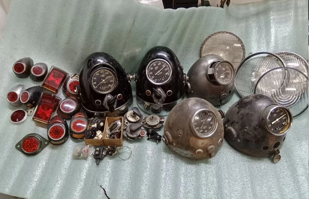 Přední světlo zadní světlo tachometr výfuky rybiny