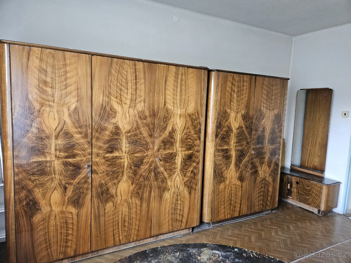 Různé skříně, postel, křesla, atd.