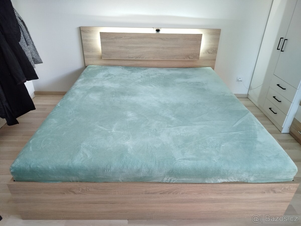 Manželská postel s osvětlením a roštem