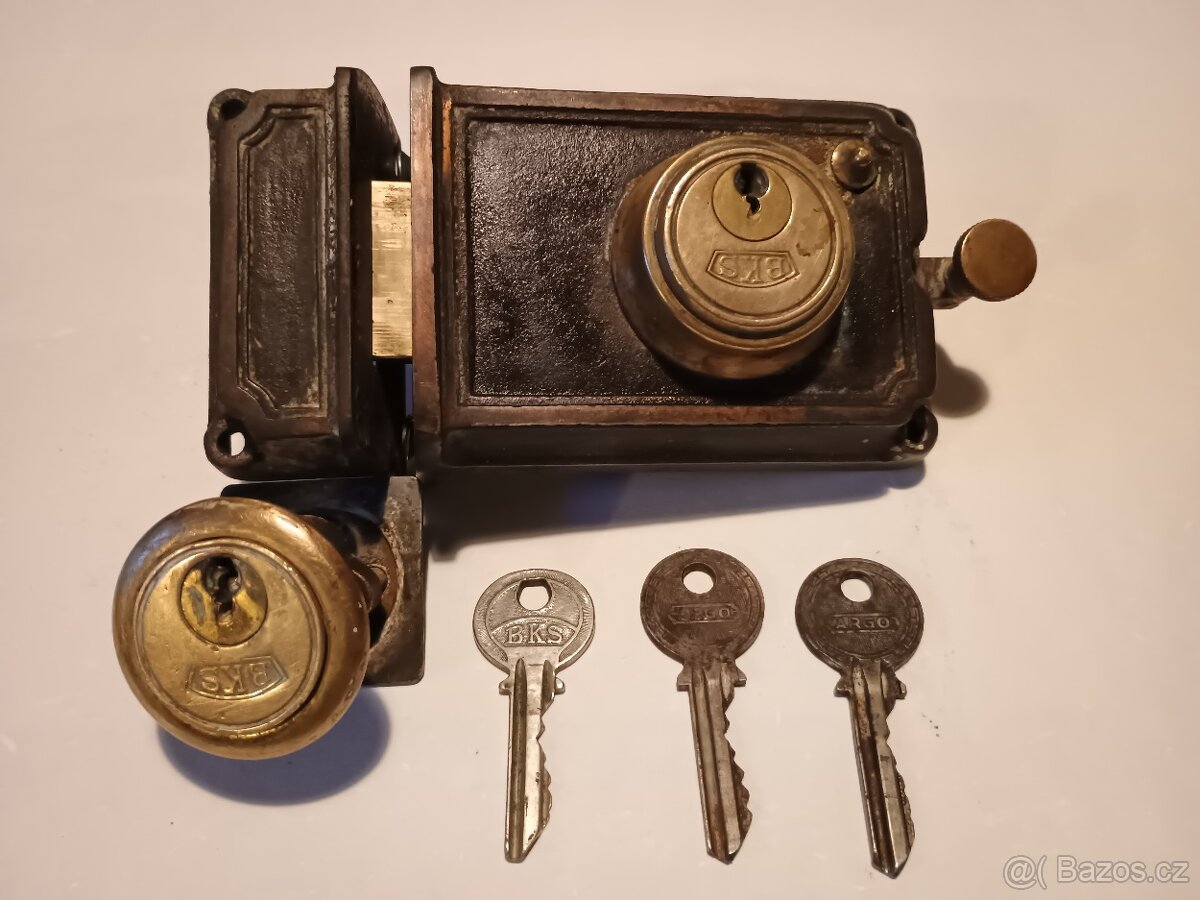 Starý přídavný zámek