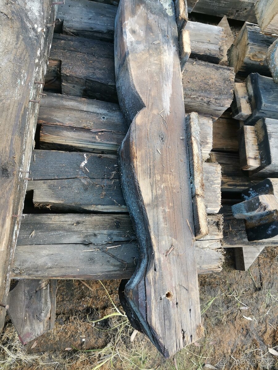 Hranoly s okrasným výřezem ze staré střechy