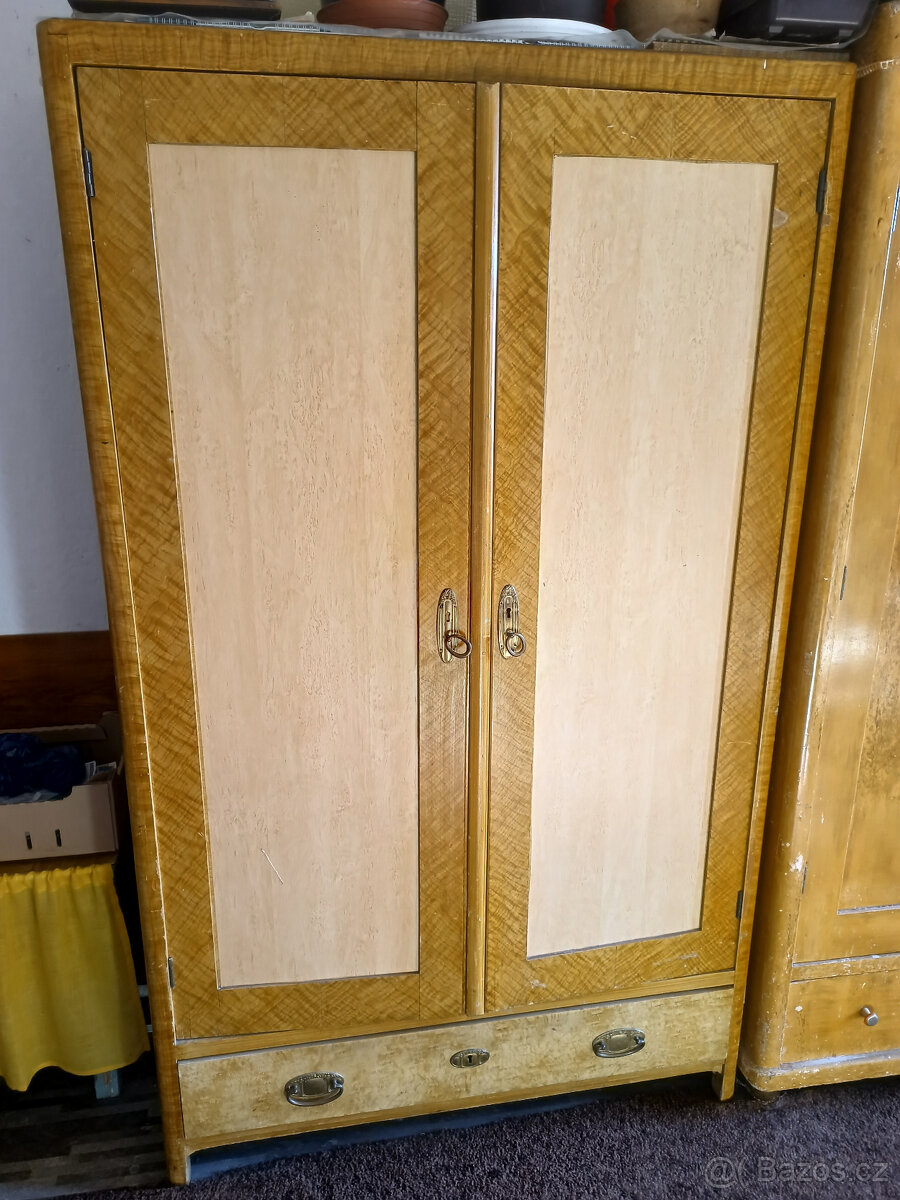 Šatní skříň světlá