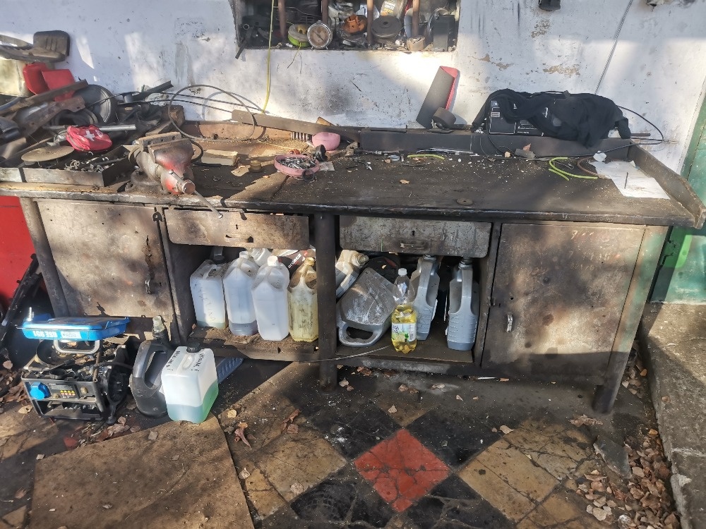 Pracovní ponk se svěrákem