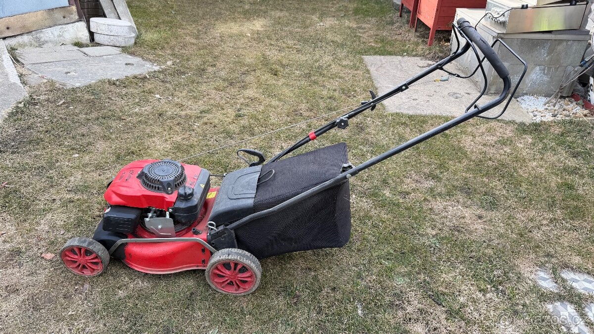 Benzínová sekačka s pojezdem