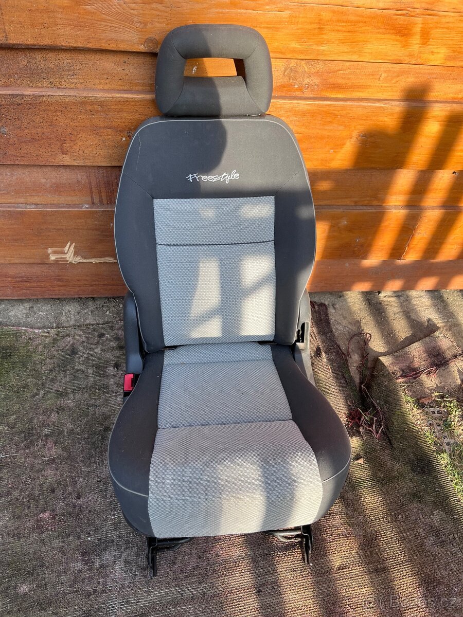 Prodám dvě autosedačky do vozu Sharan.
