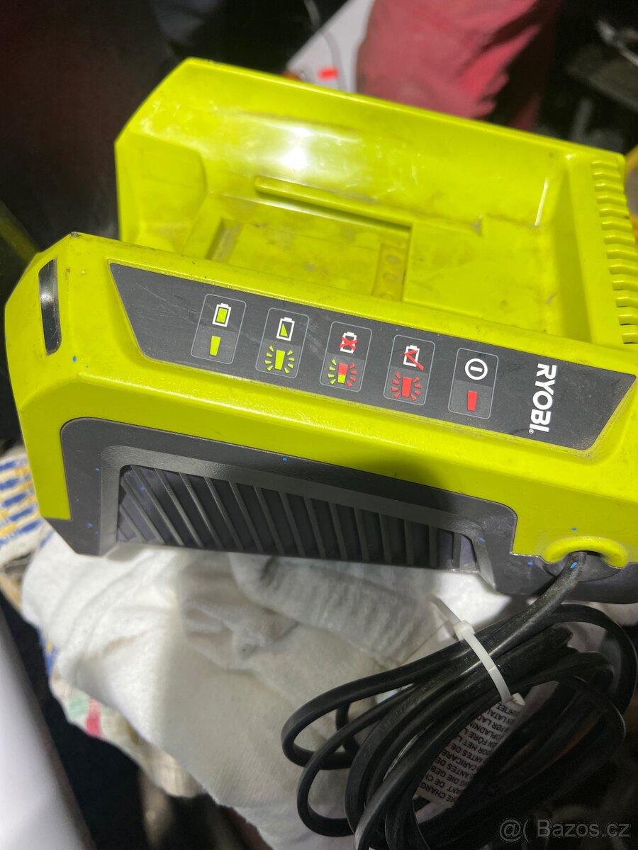 Nabíječka na baterii RYOBI