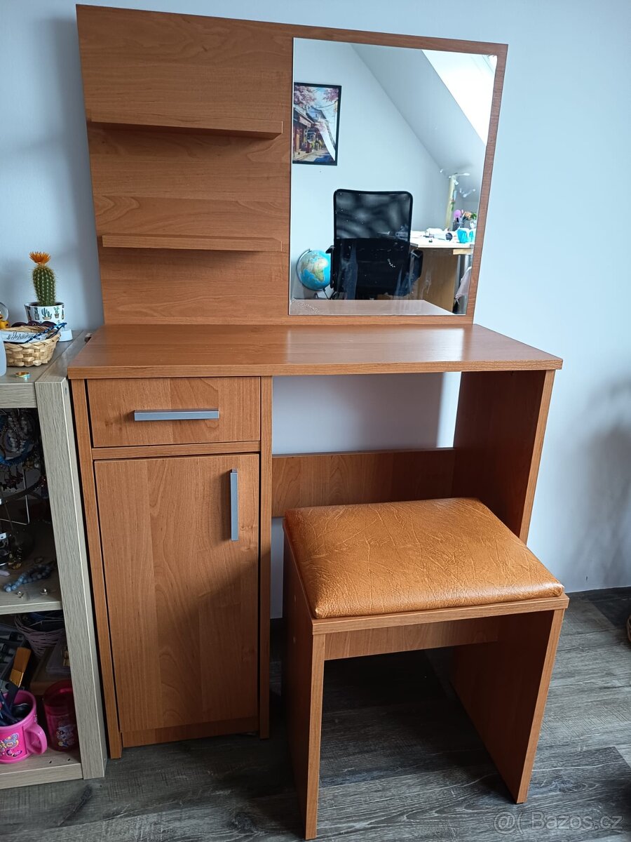 Toaletní stolek