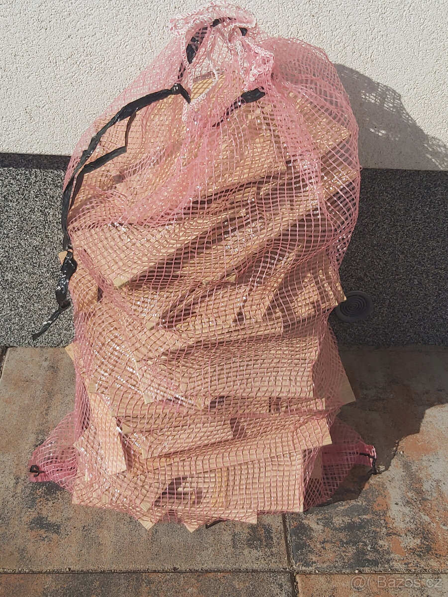 Dubové dřevo na uzení,do krbu i kamen.Na roztopení...