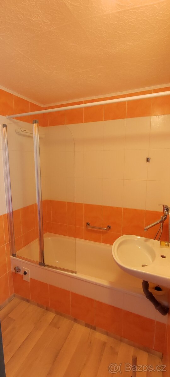 Vana, zástěna, umyvadlo