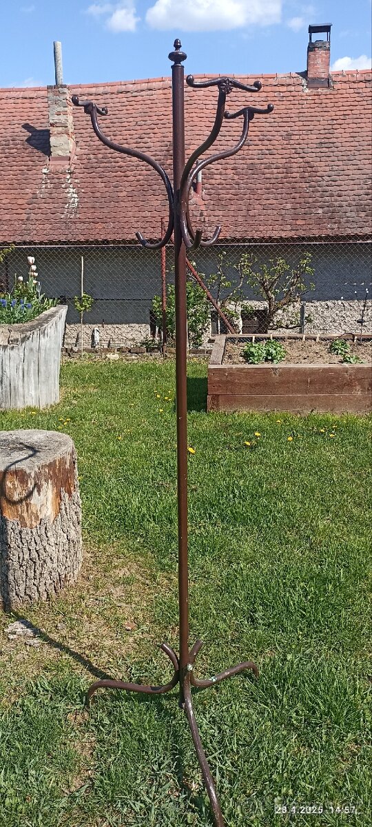 Kovový věšák na šaty a kabáty