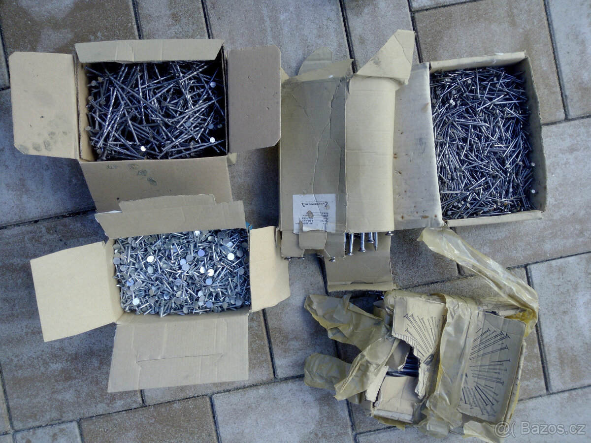 15,9 kg HŘEBÍKŮ mix