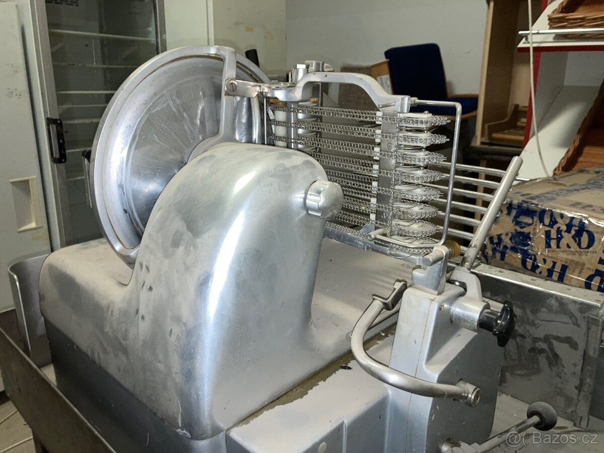 Nářezák. Nářezový stroj Bizerba