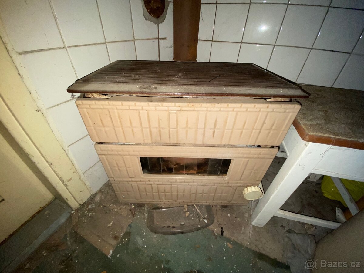 Stalozarova litinova kamna na pevna paliva