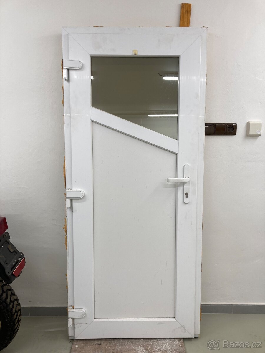 Plastové vchodové dveře