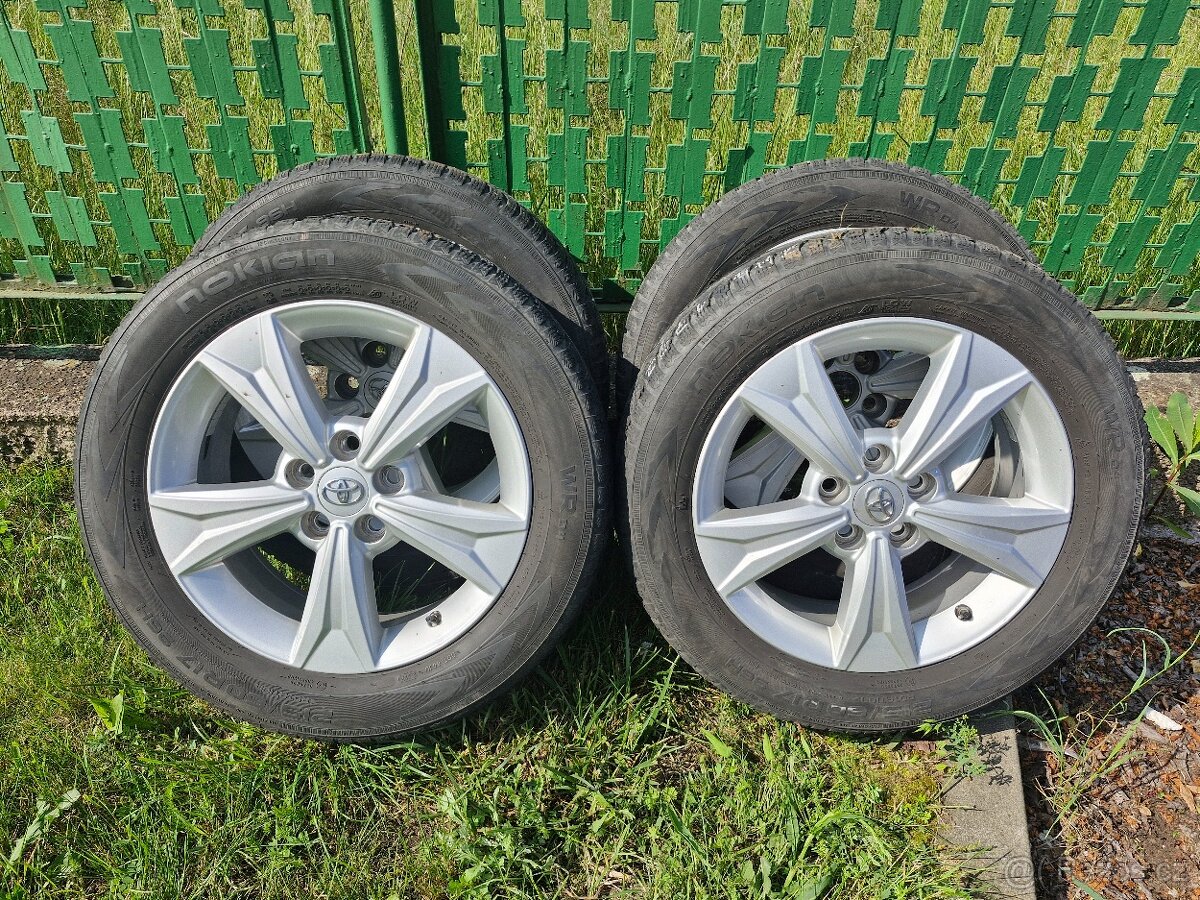 Sada zimních pneumatik a disků