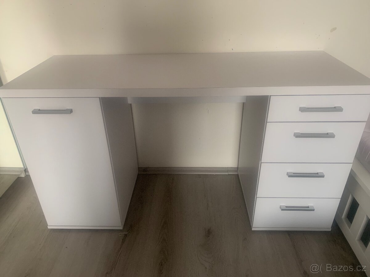 Bílý psací stůl