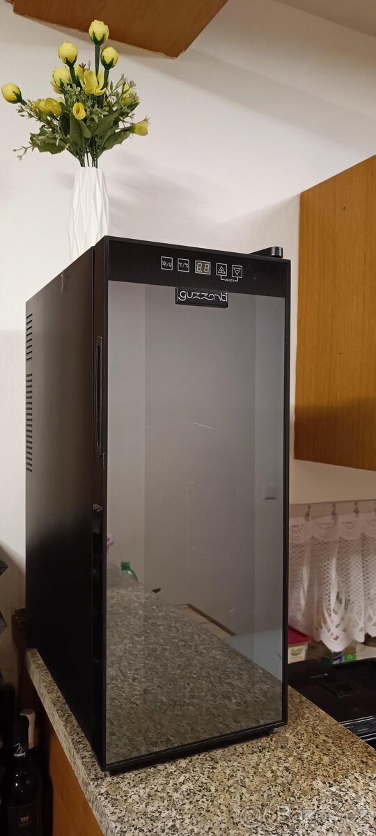 Guzzanti GZ-12 vinotéka