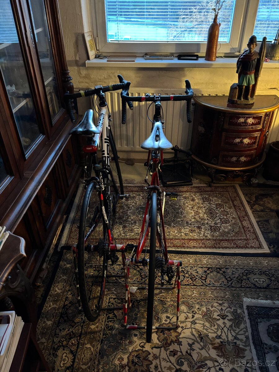 Dvě silniční kola Pells