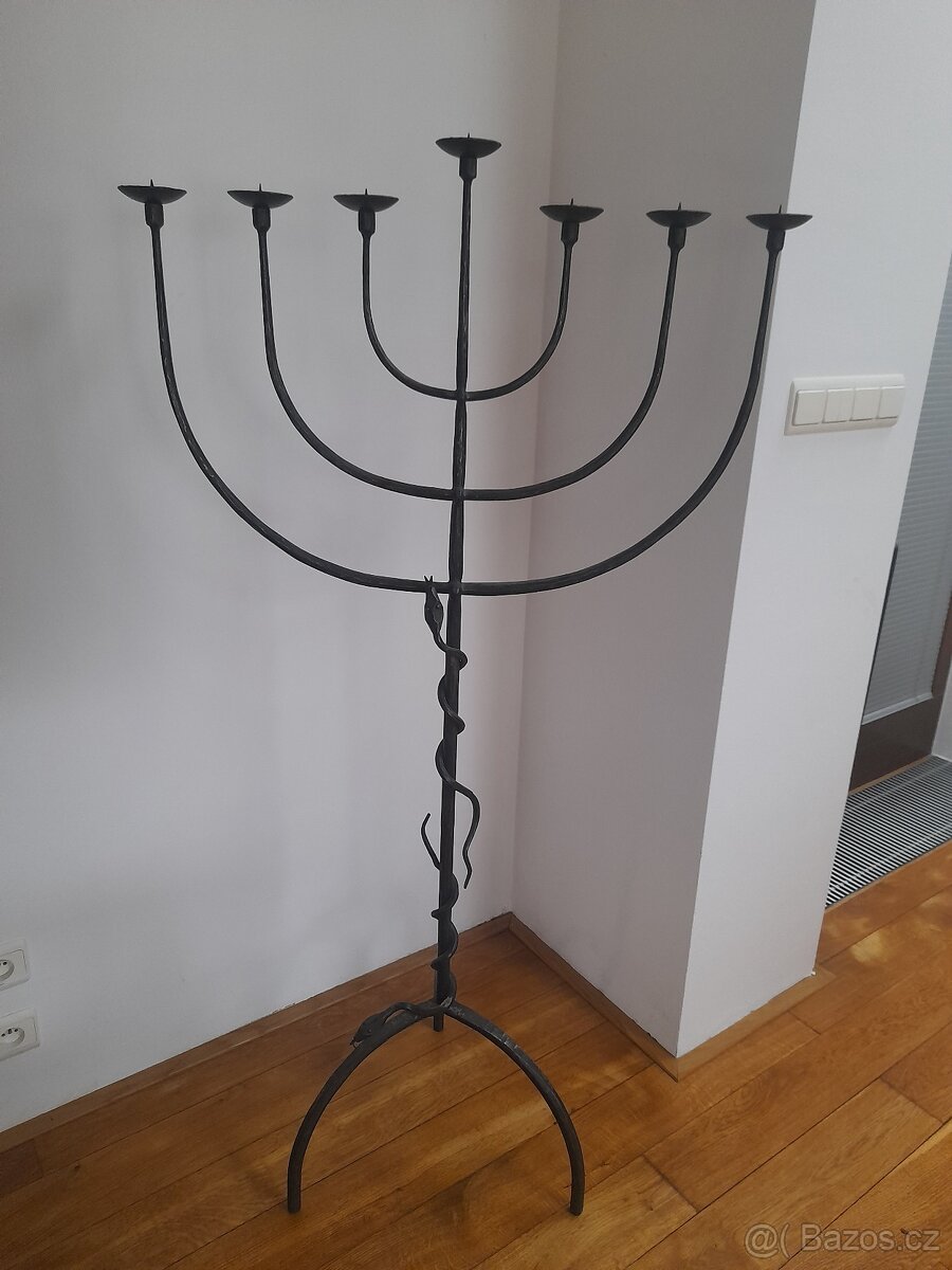 Umělecký kovaný svícen