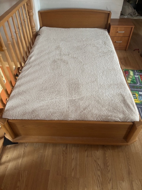 Postel masiv 120 x 200 cm, noční stolek zdarma