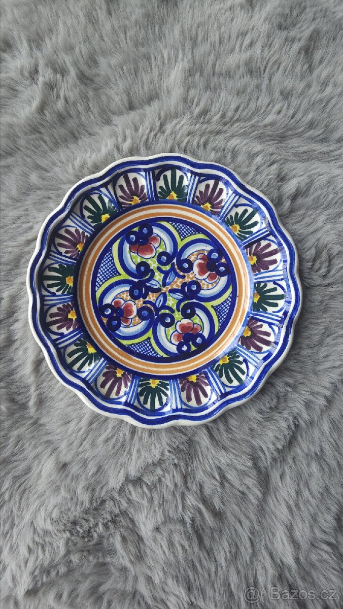 Ručně malovaný keramický talíř
