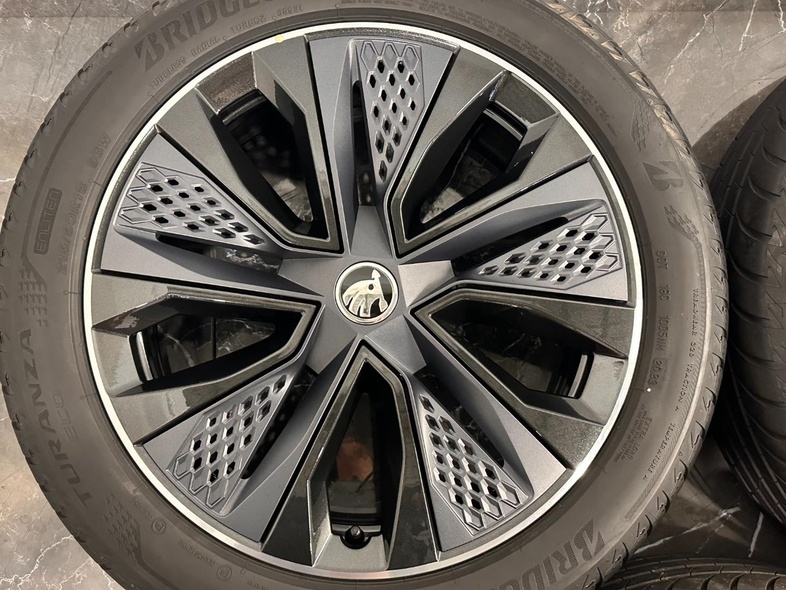 original škoda karoq r18 sport line 57A601025AS
