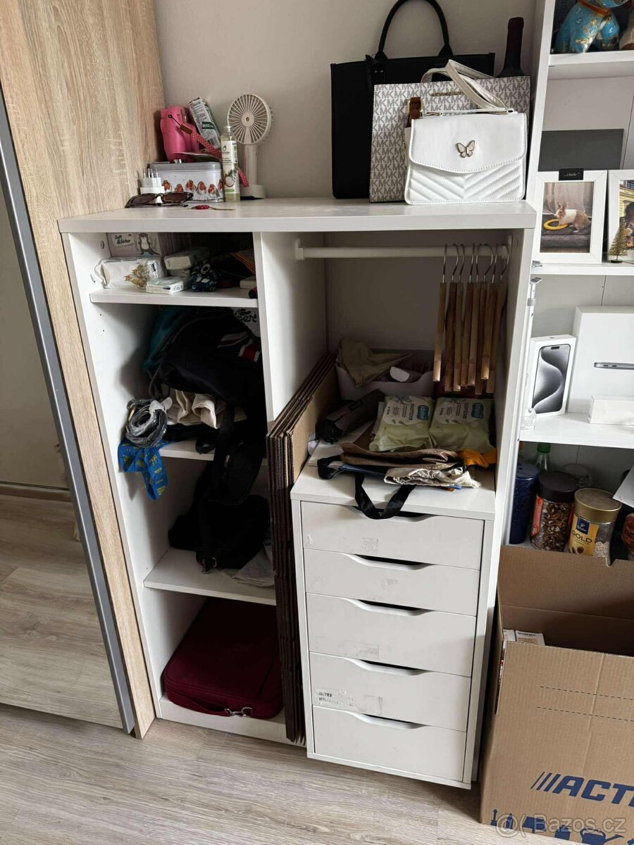 Otevřená šatní skříň SYVDE