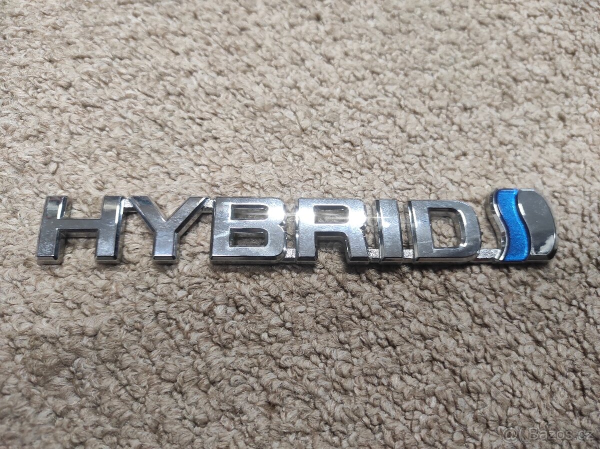 Toyota hybrid nápis na blatník