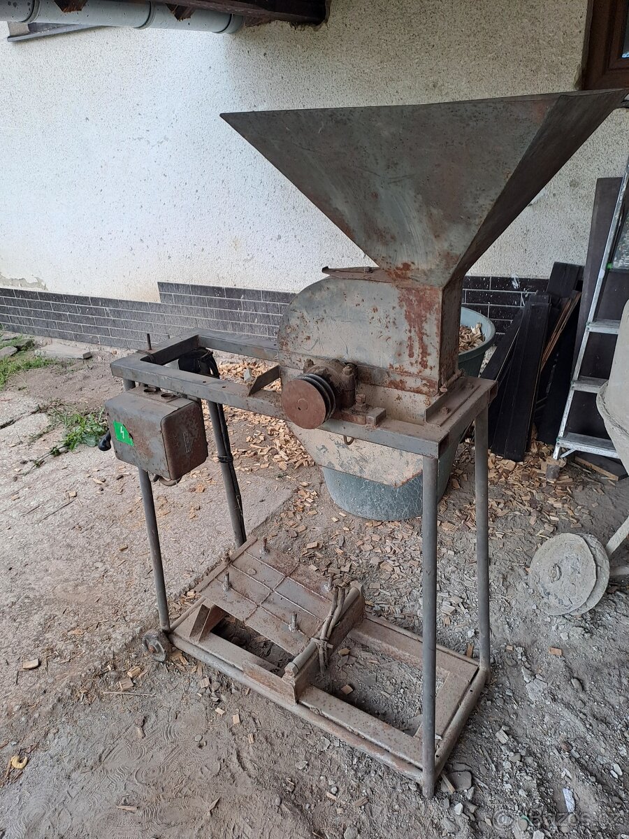 Kladivkovy šrotovník na obilí