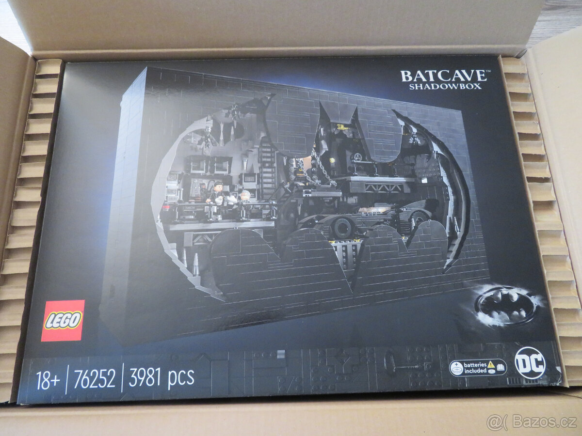 LEGO DC 76252 Batcave Shadowbox