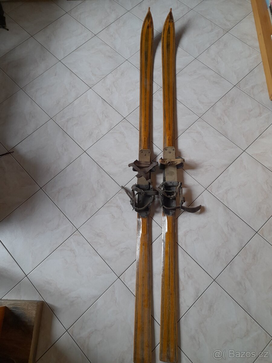 STARÉ DŘEVĚNÉ SBĚRATELSKÉ LYŽE S HŮLKAMI
