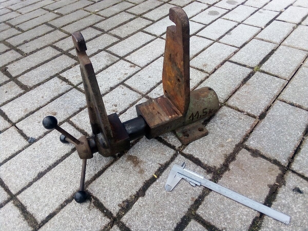 Dílenský svěrák litinový speciální s vysokými čelistmi.